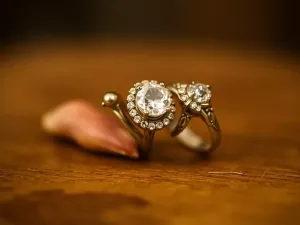 Pierścionki zaręczynowe vintage: jak rozpoznać oryginalny mode