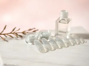 Jasne paznokcie z brokatem – pomysły i inspiracje