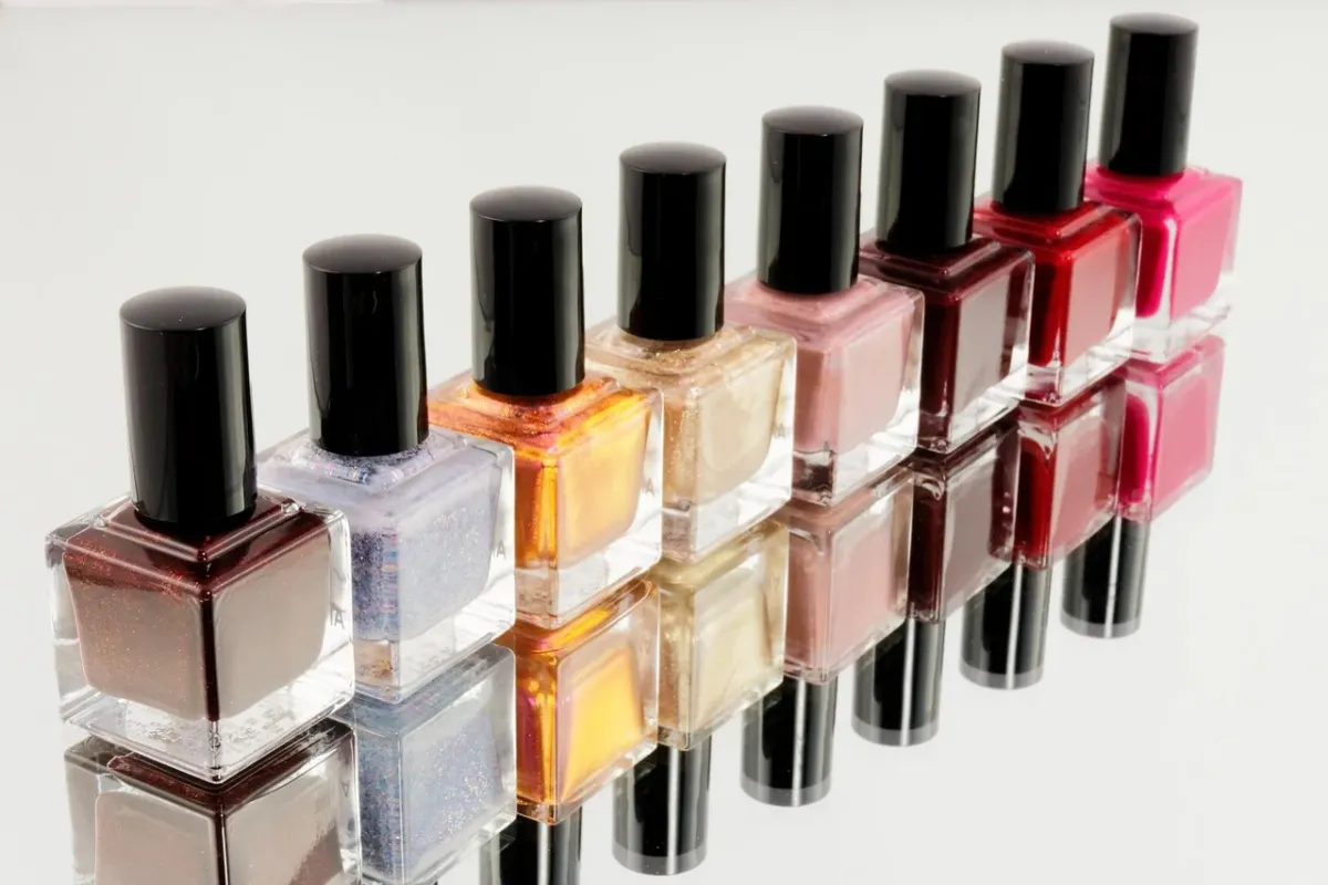 Profesjonalny pedicure w salonie kosmetycznym z użyciem wysokiej jakości kosmetyków do pielęgnacji stóp.