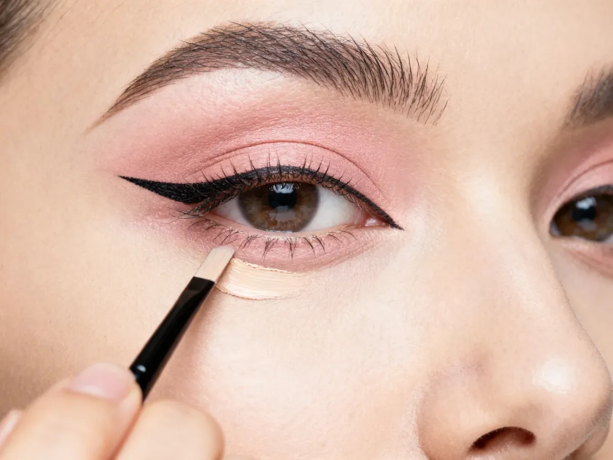 Korekta dolnej krawędzi kreski eyelinerem za pomocą korektora